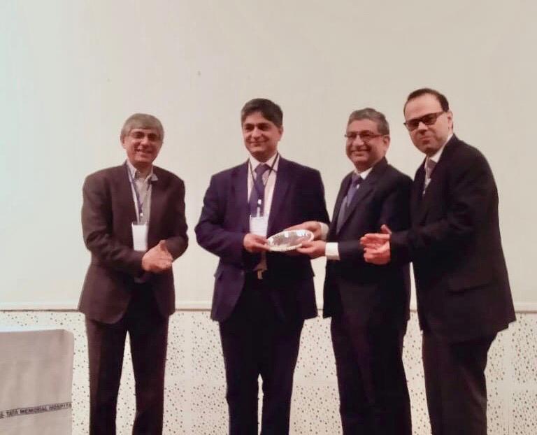 Professor Ranjit Manchanda receiving the Shyam Agarwal Memorial Oration at the Indian Society of Cancer Genetics Conference.